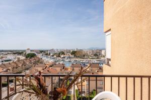 Nespecifikovaný výhled na destinaci Roses nebo výhled na město při pohledu z apartmánu