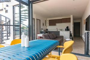 ein Wohnzimmer mit einem Tisch und Stühlen in der Unterkunft Espectacular departamento con terraza en CDMX in Mexiko-Stadt