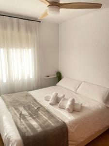 - une chambre avec un grand lit blanc et 2 oreillers dans l'établissement Apartamento Las Vegas en Cullera, à Cullera