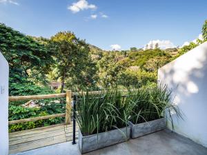 a balcony with a view of a mountain at Green Loft - ITAIPAVA in Petrópolis