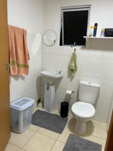 a small bathroom with a toilet and a sink at Apartamento in Paranoá
