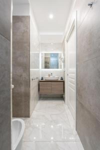 bagno con vasca, lavandino e servizi igienici di Maison Morghen a Napoli