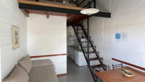 una sala de estar con una escalera que conduce a una cocina en Bungalows Bella Vista en Federación