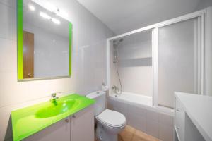 a bathroom with a green sink and a toilet at WeHostYou - Bel Appartement Empuriabrava, Gran Reserva 17 in Empuriabrava +13 photos