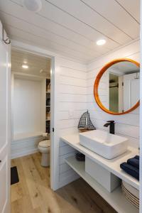 Ένα μπάνιο στο modern home with private hot tub