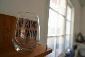 a wine glass with the words be kind of wine on it at Casita Cumbrera en Penonomé in Penonomé