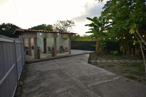 a driveway leading to a house with a fence at Casita Cumbrera en Penonomé in Penonomé