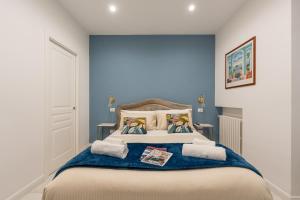 una camera da letto con un grande letto con pareti blu di Maison Morghen a Napoli