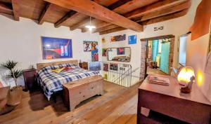 1 dormitorio con cama y escritorio. en B&B Piccolo Tibet, en Lavenone