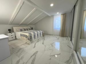 Schlafzimmer mit einem Bett und Marmorboden in der Unterkunft Apartma 78 in Koper