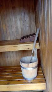 a wooden bucket with a spoon in a sauna at Yurta con uso piscina e vista meravigliosa in Dicomano