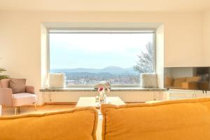 salon z dużym oknem i kanapą w obiekcie Haus in exklusiver Lage w mieście Krems an der Donau