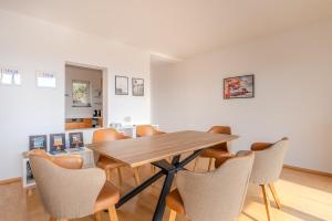 a dining room with a wooden table and chairs at Haus in exklusiver Lage in Krems an der Donau