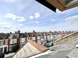 - une vue sur les maisons depuis le toit d'un bâtiment dans l'établissement Westfield London Shepherds Bush, à Londres