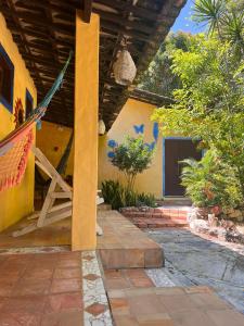 einen Außenblick auf ein Haus mit einer Veranda in der Unterkunft Zil Hospeda in Pipa