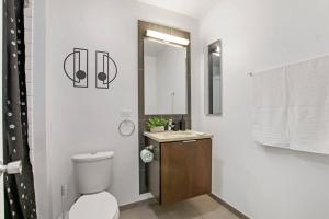 Kylpyhuone majoituspaikassa Serene Studio Apartment in Hyde Park - Del Prado 706