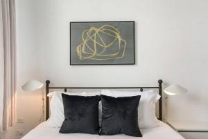 Ein Bett oder Betten in einem Zimmer der Unterkunft Serene Studio Apartment in Hyde Park - Del Prado 706