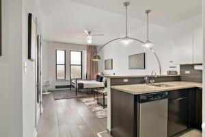 Il comprend une cuisine avec un évier et un salon. dans l'établissement Serene Studio Apartment in Hyde Park - Del Prado 706, à Chicago