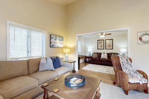 un soggiorno con un divano e un tavolo di Rumbling Bald Resort Unit 2004 a Lake Lure