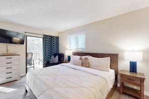 una camera con un grande letto con cassettiera e finestra di Rumbling Bald Resort Unit 2004 a Lake Lure Altre 33 foto
