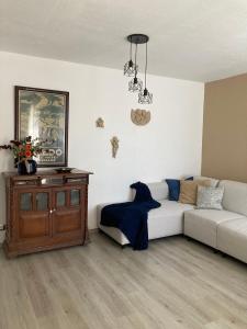 sala de estar con sofá y mesa en Cerca de todo en San Jerónimo, en Monterrey