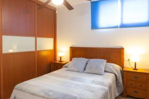 1 dormitorio con 1 cama con 2 mesitas de noche y 2 lámparas en Villa Rural Las Lomas, en Jaén