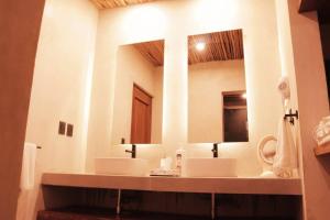 ein Badezimmer mit zwei Waschbecken und einem großen Spiegel in der Unterkunft Beach House for 10 guests - Casa del Mar - Playacar in Playa del Carmen