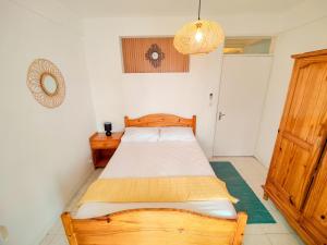 Postel nebo postele na pokoji v ubytování Fibonacci Beachfront Apartment