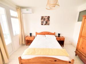 Postel nebo postele na pokoji v ubytování Fibonacci Beachfront Apartment