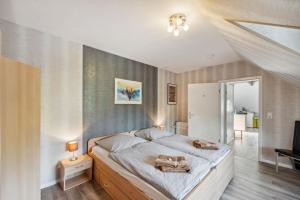 una camera con un grande letto di Ferienwohnung in Ottersberg mit Eigener Terrasse a Ottersberg