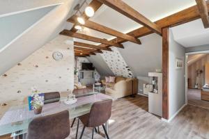 een keuken en een woonkamer met een tafel en stoelen bij Ferienwohnung in Ottersberg mit Eigener Terrasse in Ottersberg