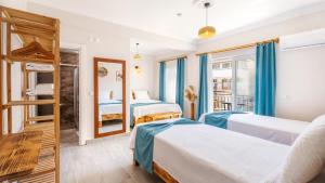 ein Hotelzimmer mit 2 Betten und einem Fenster in der Unterkunft Larex Otel in Kaş