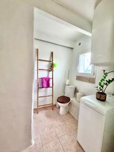 een badkamer met een toilet en een wastafel bij loft des cigales in Uchaud