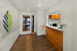 Kuchyň nebo kuchyňský kout v ubytování WoodSpring Suites El Paso