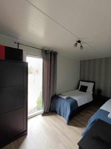 1 dormitorio con cama y ventana en Domki303, en Mszczonów