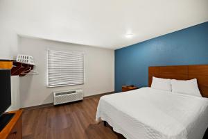 Postel nebo postele na pokoji v ubytování WoodSpring Suites El Paso