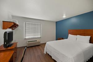Postel nebo postele na pokoji v ubytování WoodSpring Suites El Paso