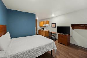 Postel nebo postele na pokoji v ubytování WoodSpring Suites El Paso