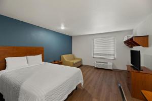 Postel nebo postele na pokoji v ubytování WoodSpring Suites El Paso