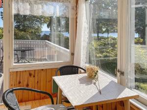 Cette chambre dispose d'un balcon avec une table et des chaises. dans l'établissement Holiday home FIGEHOLM, à Figeholm