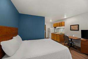 Kuchyň nebo kuchyňský kout v ubytování WoodSpring Suites El Paso + 17 fotografií