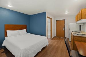 Kuchyň nebo kuchyňský kout v ubytování WoodSpring Suites El Paso