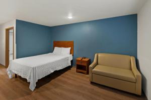 Postel nebo postele na pokoji v ubytování WoodSpring Suites El Paso