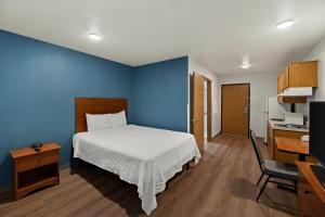 Postel nebo postele na pokoji v ubytování WoodSpring Suites El Paso