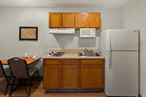 Kuchyň nebo kuchyňský kout v ubytování WoodSpring Suites El Paso