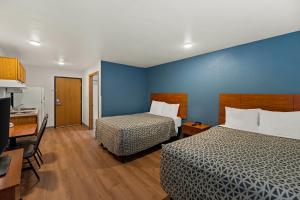 Postel nebo postele na pokoji v ubytování WoodSpring Suites El Paso