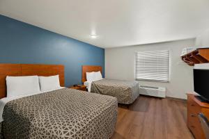 Postel nebo postele na pokoji v ubytování WoodSpring Suites El Paso
