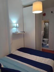 Chalas bedroom في نازاريه: غرفة نوم بسرير ومصباح وحمام