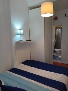 1 dormitorio con cama, lámpara y baño en Chalas bedroom, en Nazaré 26 fotos más