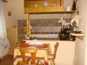 - une cuisine avec une table et des chaises dans la chambre dans l'établissement Appartement in Schelingen mit Garten und Grill, à Schelingen